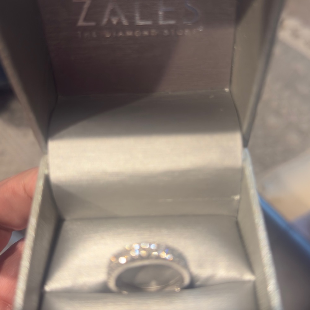 Zales white gold 14k and Diamond Ring - Picture 5 of 14